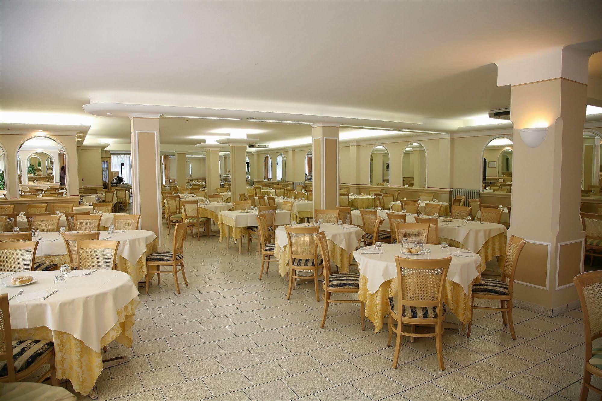 Hotel Ristorante Continental Osio Sotto Kültér fotó