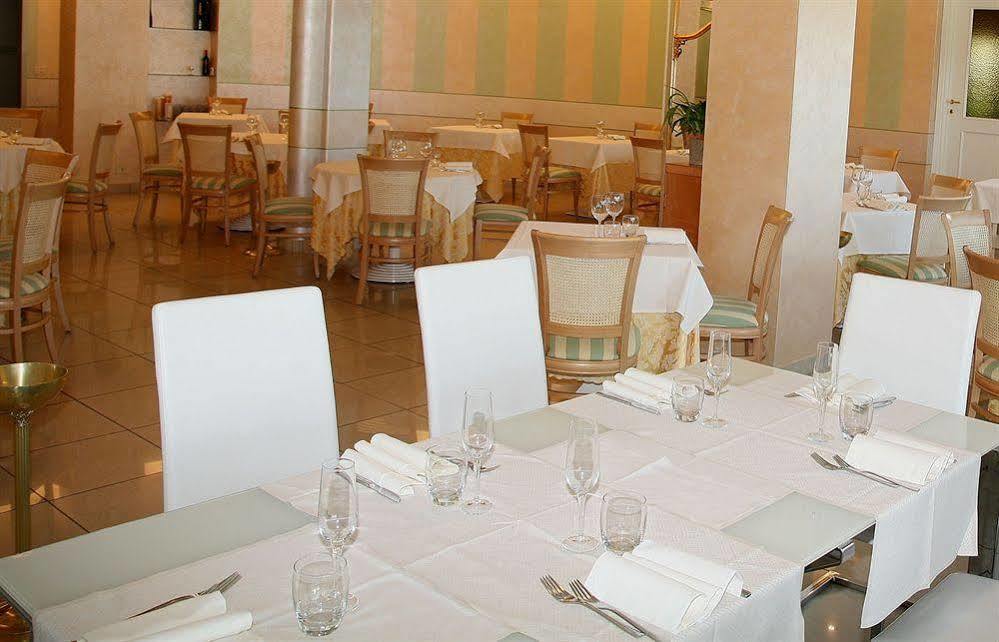 Hotel Ristorante Continental Osio Sotto Kültér fotó